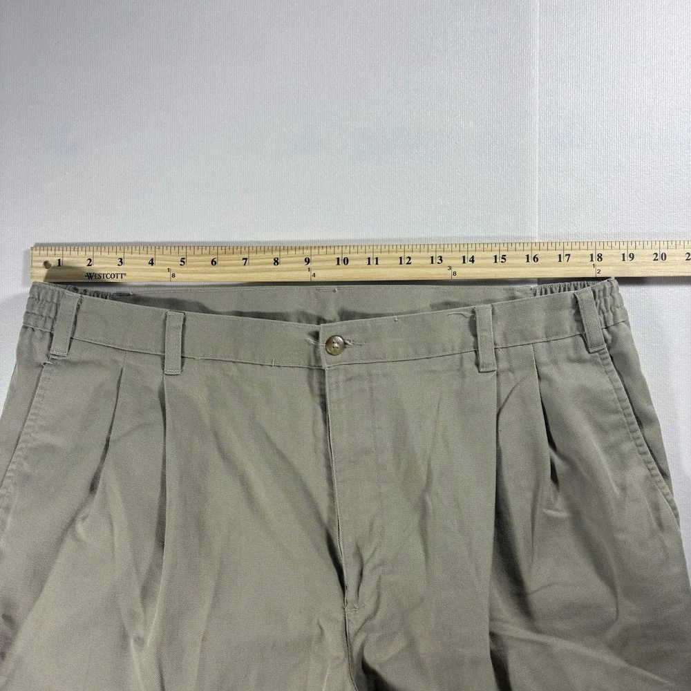 Van Heusen Men's Pleated Khaki Chino Shorts Elastic Waist Size 40 Classic Casual